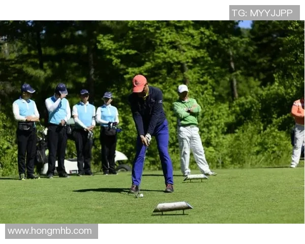 足球明星化身老年人挑战自我展现不一样的运动魅力与人生智慧