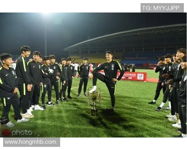 足球明星与熊猫的亲密关系探秘及其背后的故事