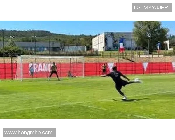 足球明星精彩射门瞬间慢动作回放尽显技巧与力量之美